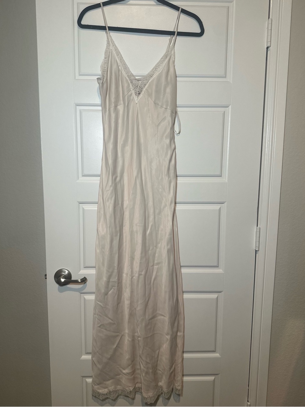 Gianni Bini x DANNIJO Colette
Lace Trim V-Neck Sleeveless Maxi
Slip Dress